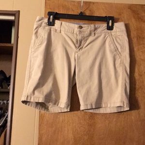 American Eagle mid thigh Khaki shorts